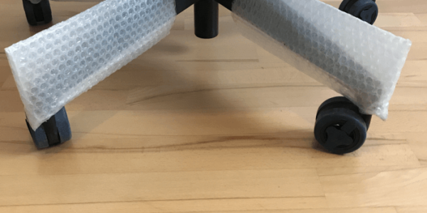 Das Fußkreuz ist mit Schutzfolie verpackt