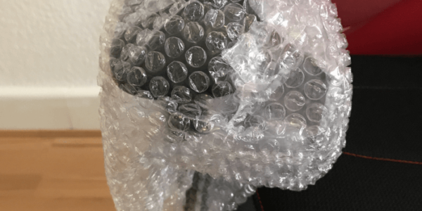 Die Armlehnen sind mit Schutzfolie verpackt